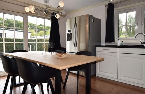 Kaatsheuvel House | Modern Holiday Home in Kaatsheuvel with bubble bath