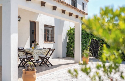 Zahora House | Modern Holiday Home "La Quinta de Maria Luisa 1" in Idyllic Location