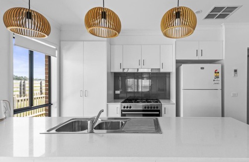 Officer House | Modern Holiday Home VIC Officer 5BR WiFi Parking