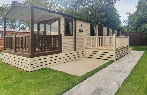 Arnold House | Modern holiday home with one double bedroom and two twin bedrooms.