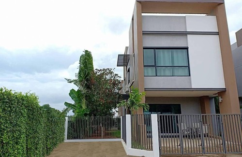 Wang Pong House | Modern holiday villa between the hills and the sea