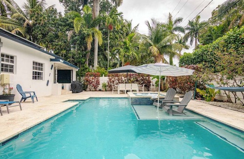 South Lake Villa | Modern Hollywood Beach villa with a private heated saltwater pool, hot tub, and spacious family-friendly layout. Just 1 mile from the ocean & Broadwalk, featuring a full kitchen, open living areas, and tropical outdoor lounge spaces.