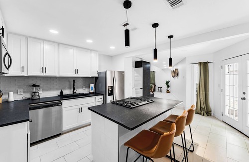 Oak Cliff House | Modern Home/3 Rooms/12 Minutes from Downtown Dallas