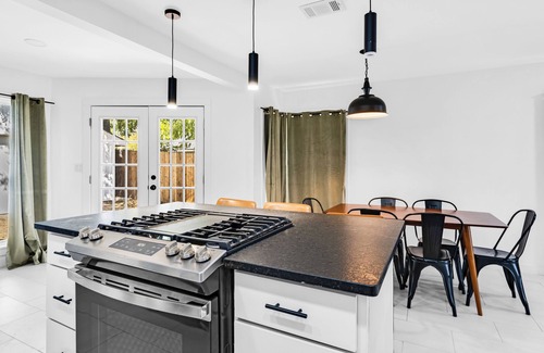Oak Cliff House | Modern Home/3 Rooms/12 Minutes from Downtown Dallas