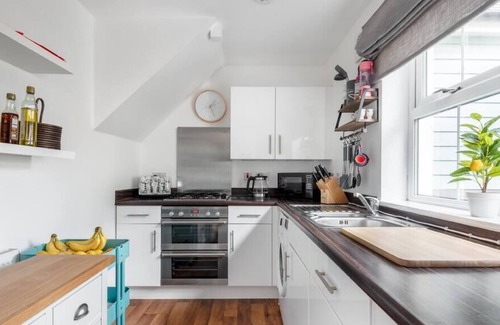 Maenporth House | Modern Home 5 Mins Walk to Beach, Parking & Garden