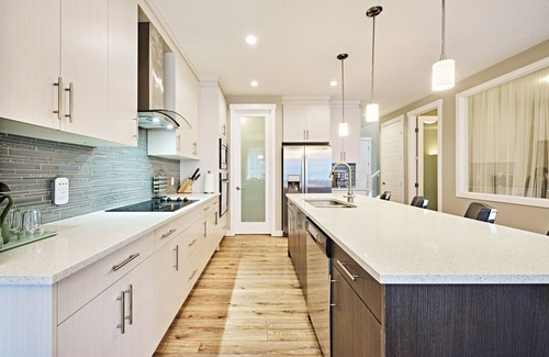 Symons Valley House | Modern Home 7BR | 5BA | 2Kit – Near Airport & Banff