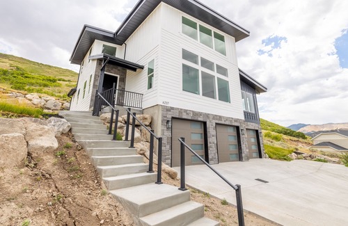 Herriman House | Modern home at foot of mountain