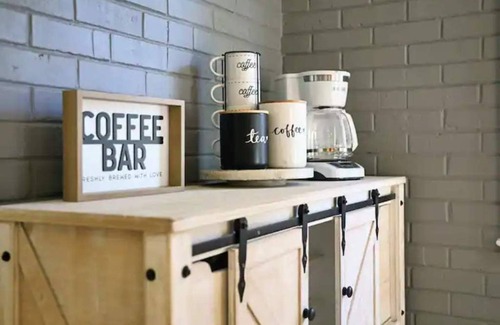 Fairfax House | Modern Home Dedicated Workspace Free Parking