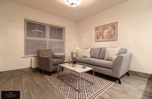 Belfast House | Modern home in Belfast, office, parking, WiFi
