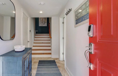 Off Broadway House | Modern home in heart of historic Newport! 2 car garage & central AC!