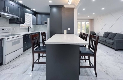 Clarkson-Lorne Park House | Modern Home in Mississauga