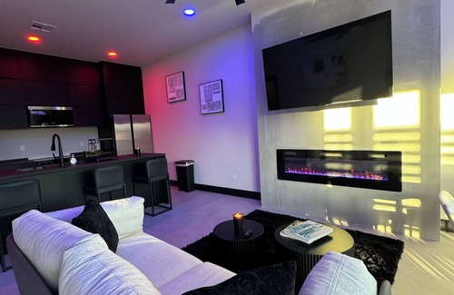 Central Oklahoma City House | Modern home in the Plaza District blend sleek design with luxury living.