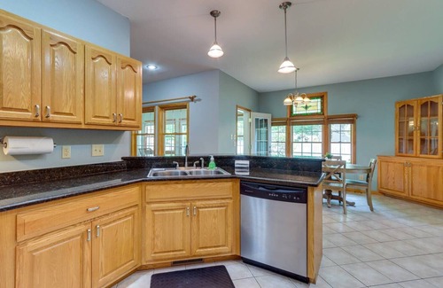 Murphy House | Modern Home in the Heart of Murphy, Hi-Tech Massage Chair, Jetted Tub, KING Bd!n