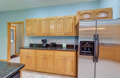 Murphy House | Modern Home in the Heart of Murphy, Hi-Tech Massage Chair, Jetted Tub, KING Bd!n