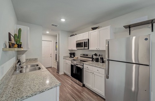 Bonham House | Modern Home-King Bed-Fast WiFi-W&D-HDTV's-Fire Pit-Extra Parking