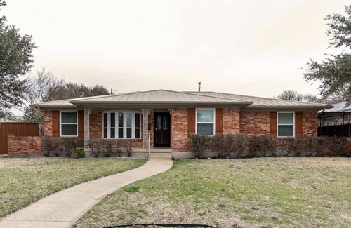 Buckner Terrace - Everglade Park House | Modern Home near DowntownnPool Tablebreeze