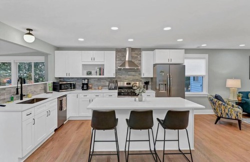 Columbia House | Modern Home Near Forest Drive | 3BR 2BA