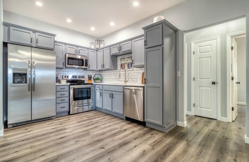 College Place House | Modern Home near WWU 3bdrm, 2bth, Lrg Backyard, BBQ, EV Charger, Roku