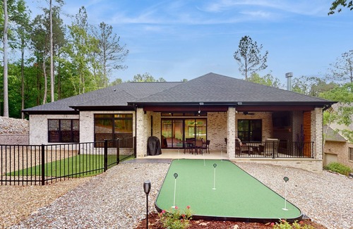 Hot Springs Village House | Modern home on golf course with valley views, private putting green, & fireplace