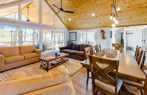 Clermont House | Modern home on vineyard with WiFi, fireplace, washer/dryer, central AC