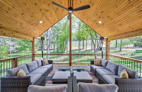 Clermont House | Modern home on vineyard with WiFi, fireplace, washer/dryer, central AC