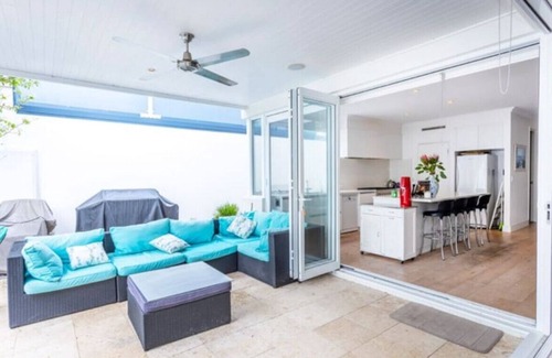 Mosman Park House | Modern home, pool, walk to beach