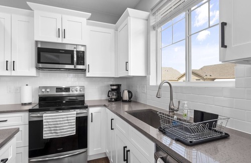 Aurora House | Modern Home w/2 Private Suites & Family-Friendly Amenities - 15 Mins to DIA