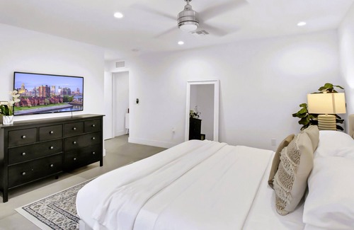 Croissant Park House | Modern Home w/Pool + 2nd Unit - Near Las Olas
