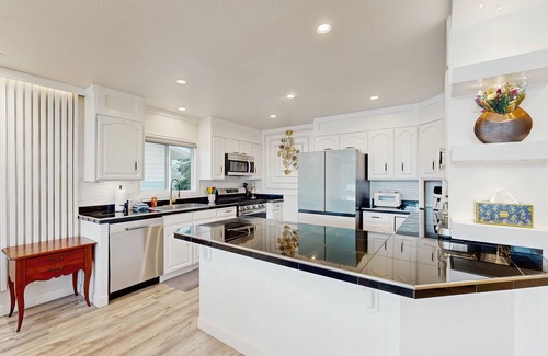 Campbell Park House | Modern home w/water and mountain views, spacious deck, BBQ, & nearby activities