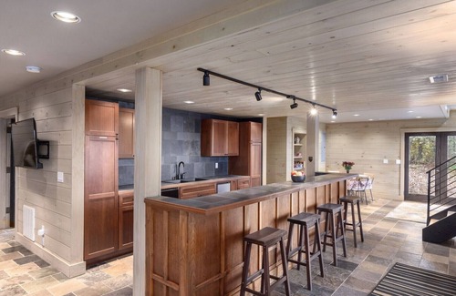 Lynn House | Modern Home with Mountain Views, Hot tub, Pool Table, and Gourmet Kitchen.