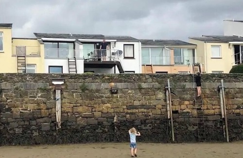 Borth-y-Gest House | Modern home with spectacular sea/estuary and mountain views