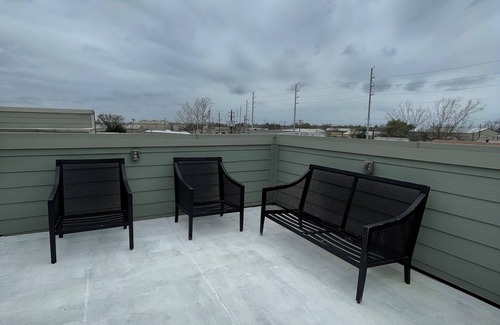 Southeast Houston House | Modern Home with Terrace, near Downtown/NRG Stadium/Medical Center!