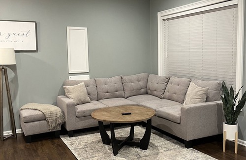 Dacula House | Modern & Homely Basemant with private entrance/king bed