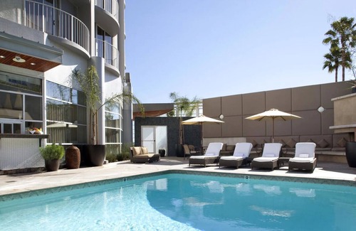 Los Angeles Hotel | Modern Hotel w/Quirky Design, Rooftop Dining, and Stunning LA Skyline Views