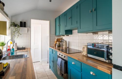 Luton House | Modern House By LiveStay Short Lets & Serviced Accommodation Luton With Private Garden, BBQ & Free WiFi