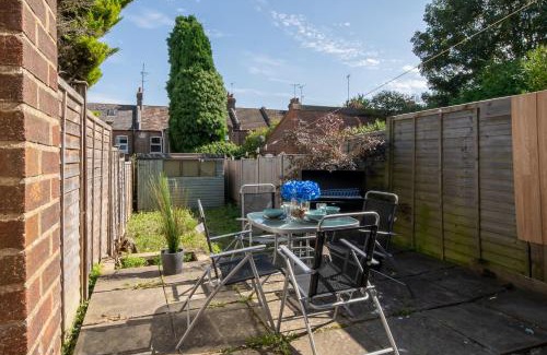 Luton House | Modern House By LiveStay Short Lets & Serviced Accommodation Luton With Private Garden, BBQ & Free WiFi
