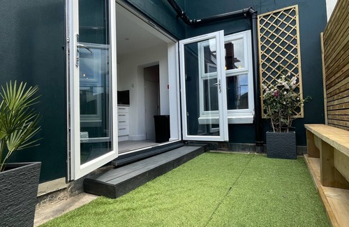 Bournemouth City Centre House | Modern house by the beach