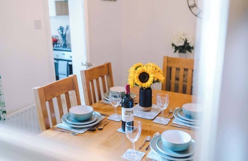 Chester Cottage | Modern house, city centre, perfect for groups!