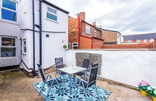 Chester Cottage | Modern house, city centre, perfect for groups!