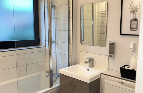 Reading City Centre House | Modern House for 6 Guests with Garden and Free Parking - 5 minutes to Oracle