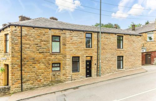 Padiham House | Modern House Ideal For Families and Contrators
