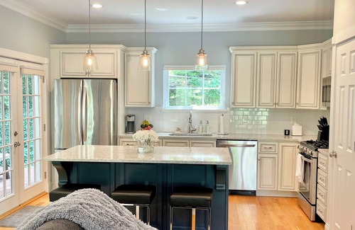 Clifton House | Modern House in Clifton Gaslight - 3 BR 3BA with Walkable Shops and Restaurants