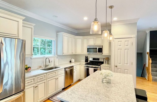 Clifton House | Modern House in Clifton Gaslight - 3 BR 3BA with Walkable Shops and Restaurants