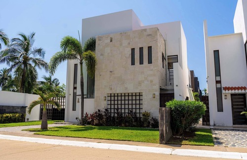 Boulevard Barra Vieja House | Modern House | 3 Bedrooms & Pool | Acapulco