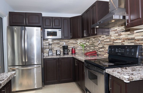 Richmond Hill House | Modern House, Private Gym Garden & 4 Parking for Your Family