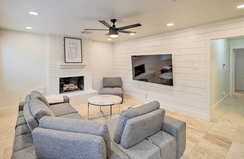 Quail Valley House | Modern House w/ Fireplace, Walk to Fishing!