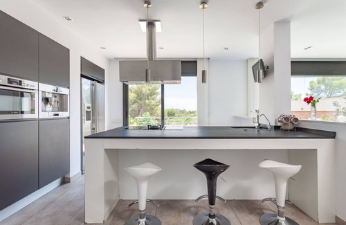 Castelldefels House | Modern house with pool and large garden