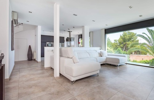 Castelldefels House | Modern house with pool and large garden