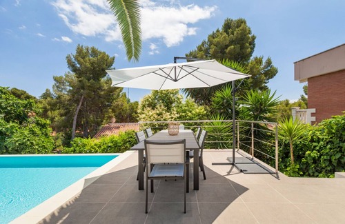 Castelldefels House | Modern house with pool and large garden