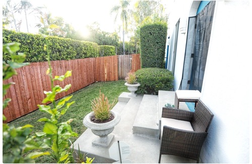 West Hollywood West House | Modern House with a pool